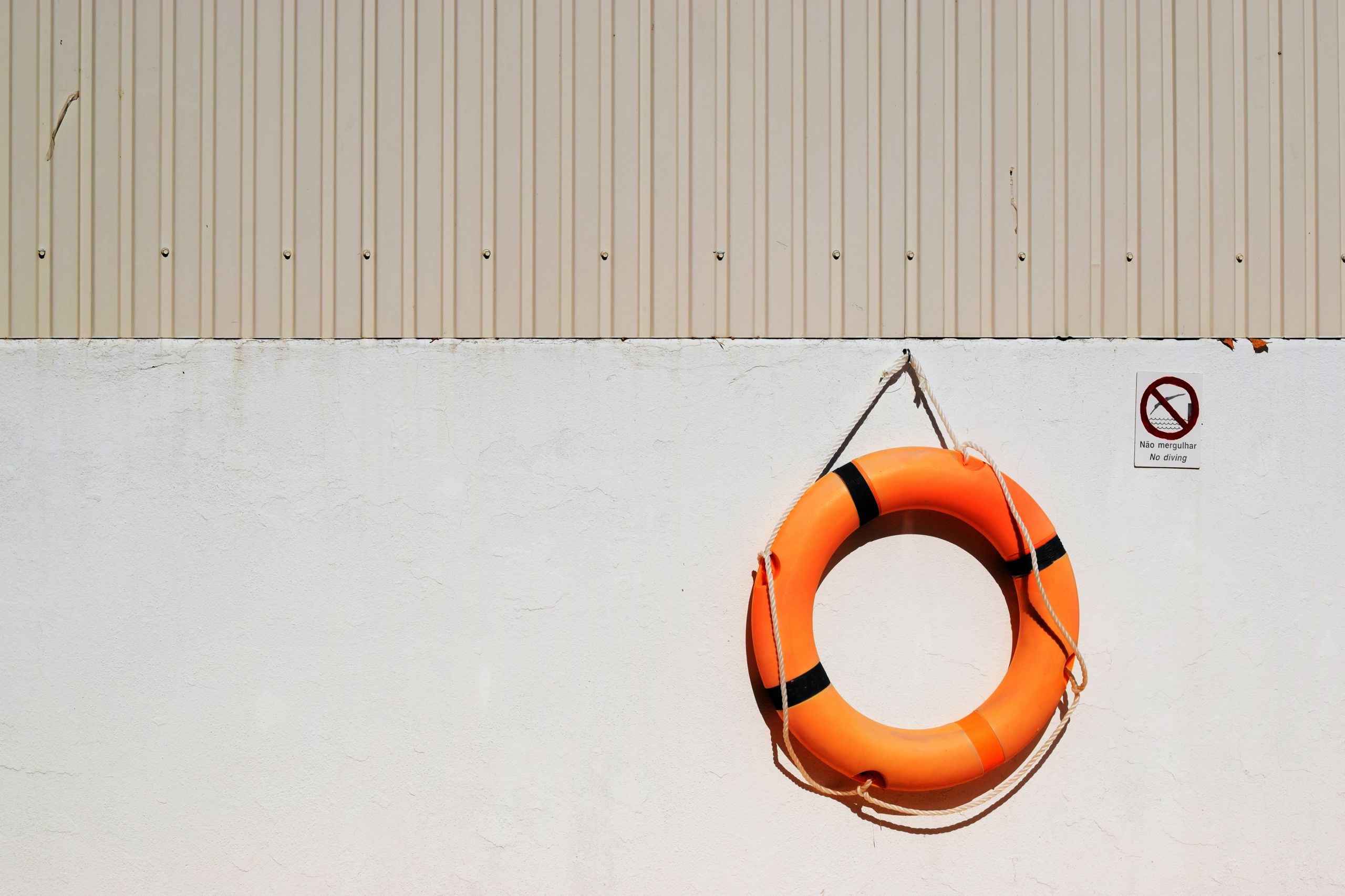 Support in a form of a circular life buoy.
